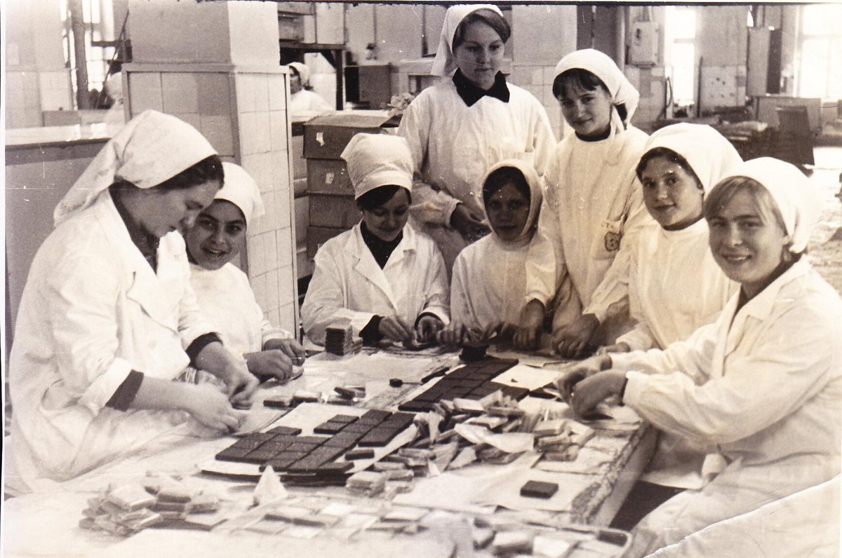 Вот так на кондитерской фабрике в Пятигорске заворачивали конфеты в 1963 году