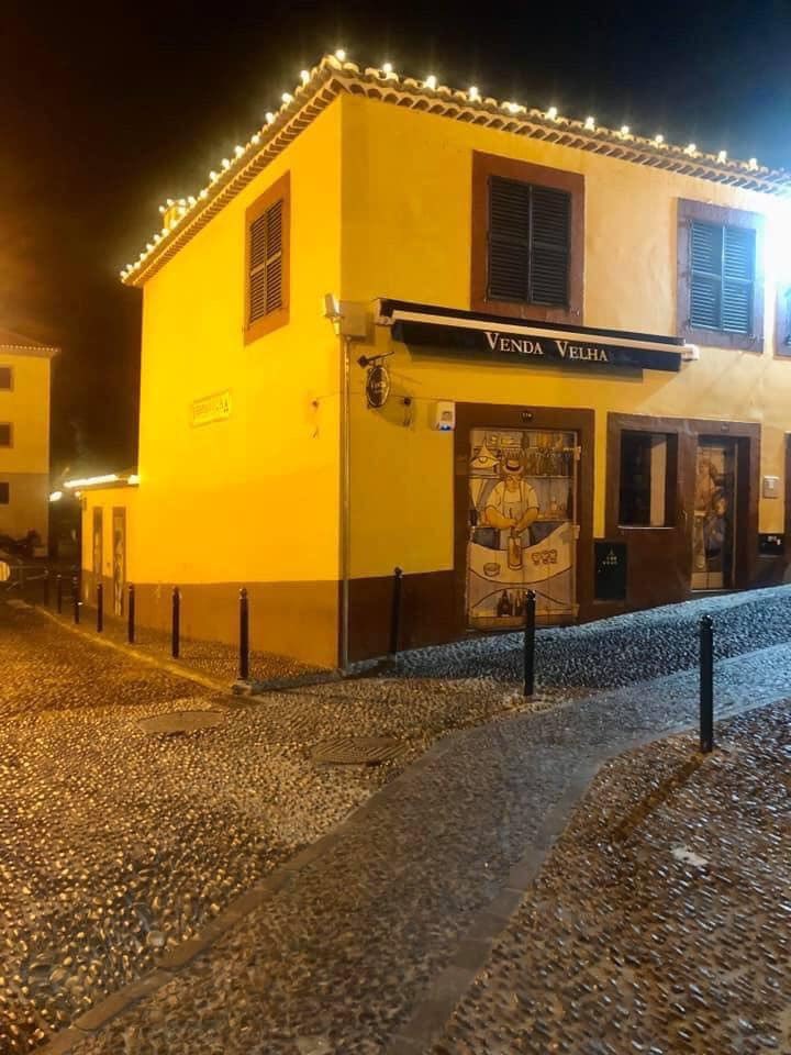 joaopedroabreu1's tweet photo. Cais do sodré ( Lisboa) / Zona velha ( Madeira) Depois os madeirenses é que são os ignorantes 🤔 https://t.co/K6AMjD2kGc