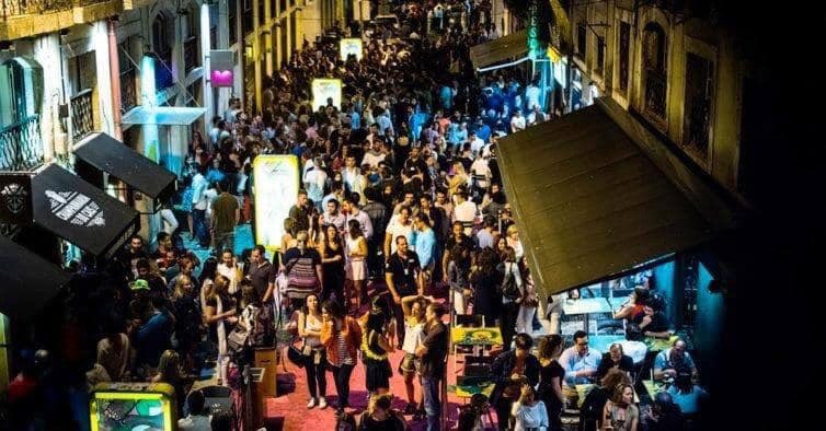 joaopedroabreu1's tweet photo. Cais do sodré ( Lisboa) / Zona velha ( Madeira) Depois os madeirenses é que são os ignorantes 🤔 https://t.co/K6AMjD2kGc