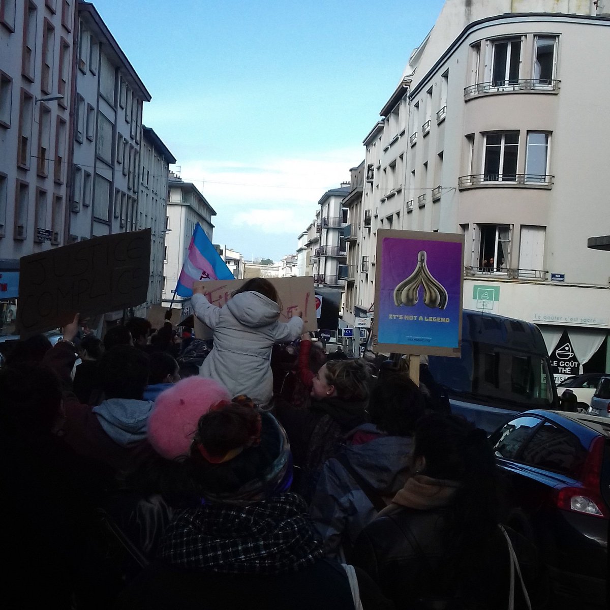 8th of March in Brest, international women's rights day.
This was a week ago and it was so good ! Last week was also released the last episode about violences and justice hope you had time to listen to it otherwise it's this way ➡smartlink.ausha.co/a-la-decouvert…