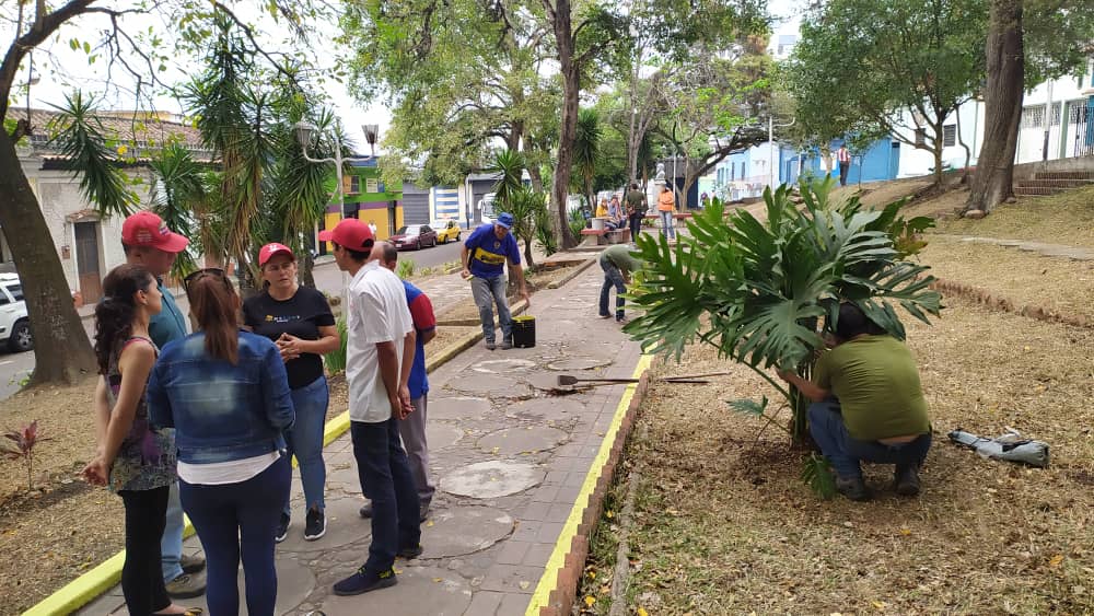 BNBTTACHIRA's tweet photo. #EnVídeo | Cumpliendo órdenes de @RaulAlfonzoP en atención a #SanCristobal se continúan los trabajos de rehabilitación y mantenimiento de la Plaza Garbiras en conjunto con el #poderpopularalfrente @FMArbolTachira @cletachira_ @MppObras @MiliciaBV1
@NicolasMaduro
@FreddyBernal https://t.co/TxVcEr9Dm5