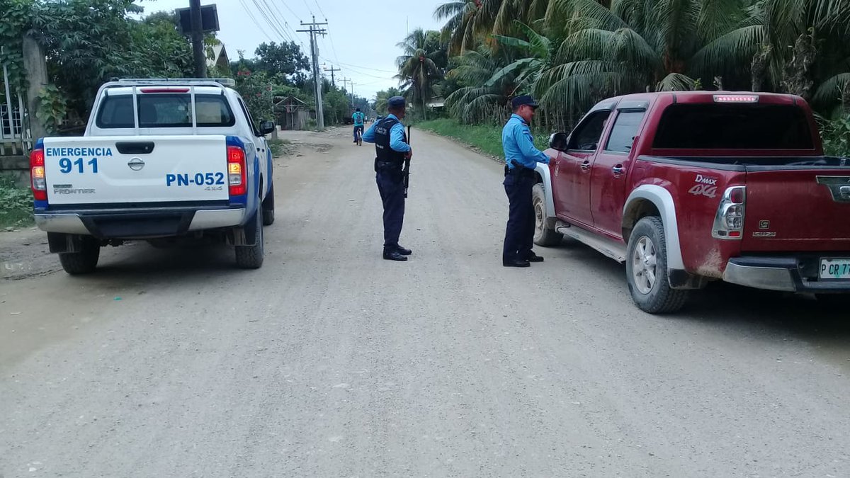 PoliciaHonduras's tweet photo. Nos encontramos realizando operativos de control y seguridad en diferentes puntos estratégicos de la #UDEP5 #PuertoCortés

#ServirYProteger https://t.co/METf7YYdw1