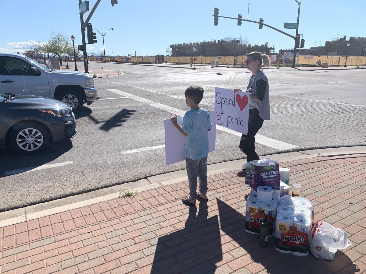 12News's tweet photo. How kind!! These two were seen in the East Valley this morning. What are you doing to pay it forward? #FactsNotFear @heartthreads #Heartthreads #love #kindness https://t.co/dBAk4VFIQ6