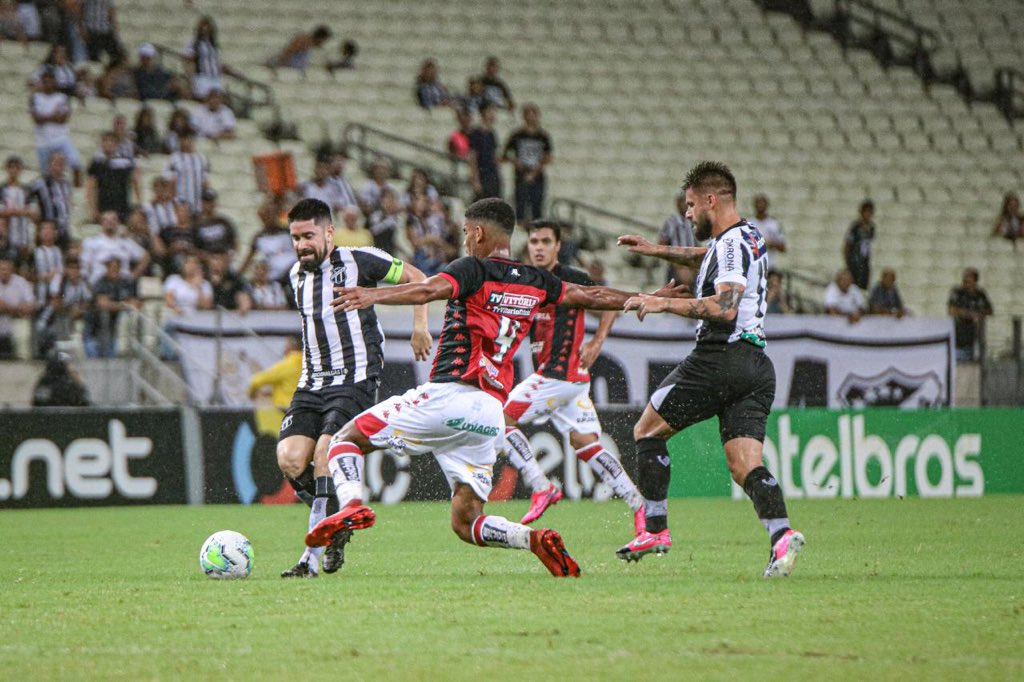 _futCearense's tweet photo. Devido à crescente de casos do COVID-19 na Bahia, o prefeito da cidade de Salvador, ACM Neto, decretou que os eventos esportivos serão realizados de portões fechados.
-
Dessa maneira, o jogo entre Vitória/BA x Ceará, próxima quarta, 18, não terá público.
-
📸 Ronaldo Oliveira https://t.co/BQOGsPejdY