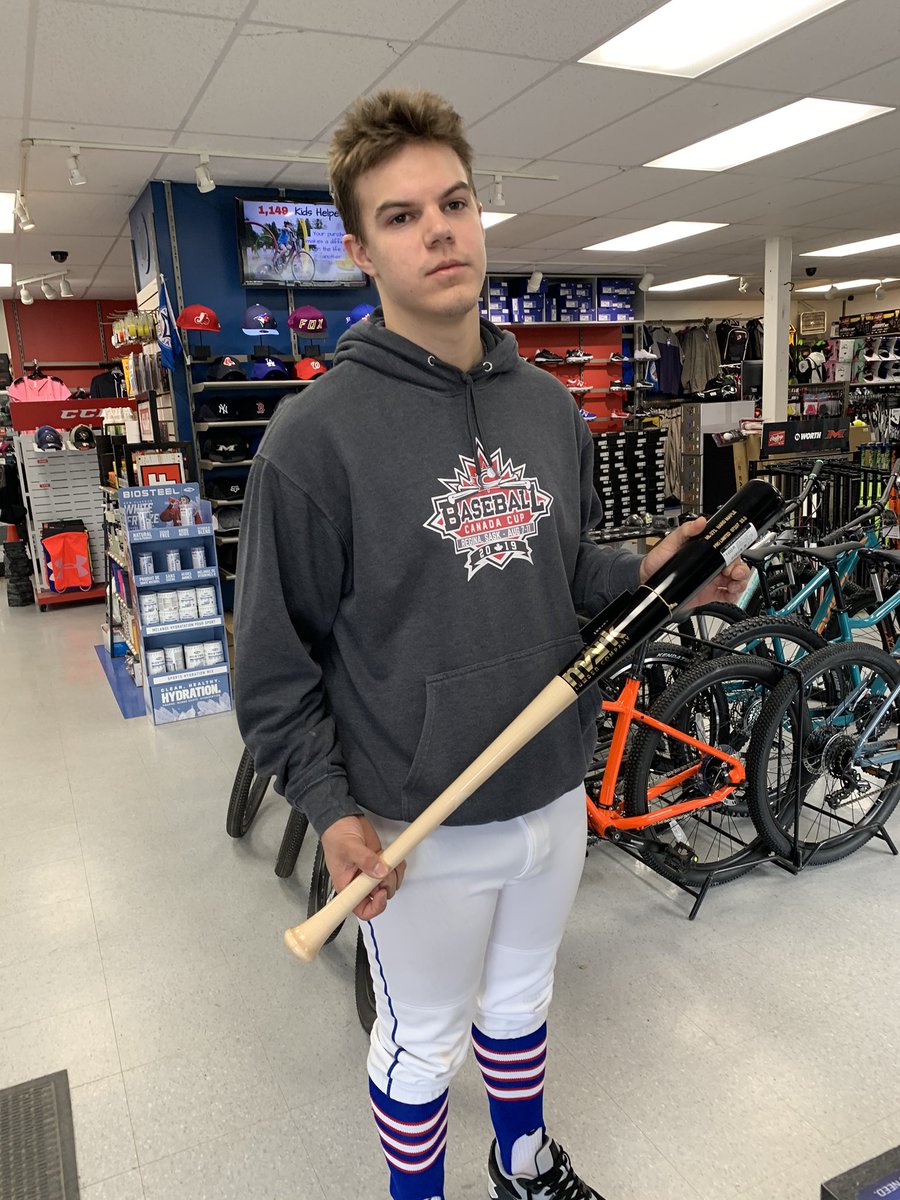 JeremyCowanRE's tweet photo. @jake_sanford96 Shane Cowan of the 17U Nova Scotia Selects picks up a new Mark Lumber for his next bat. @baseball_ns @mark_lumber Reviews to follow. @Sportwheels https://t.co/0Tujl2whGr