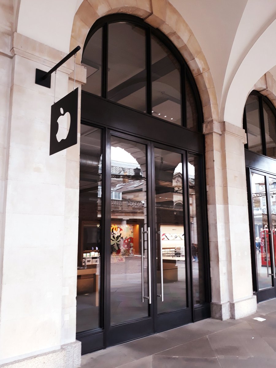 weconnectretail's tweet photo. Eerily quiet in @CoventGardenLDN today #retail #coronaUK both @Apple &amp; @glossier stores closed https://t.co/h6oRGZC3gz