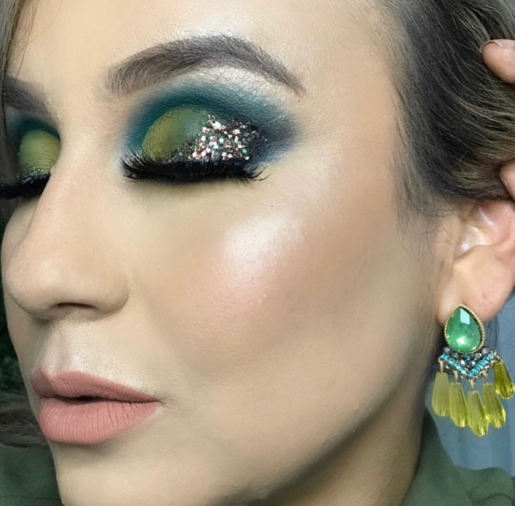 A glittery green smokey eye... *CHEF'S KISS* 🤩✨ And @viribambammakeup finished off this look perfectly with our #BeBattyLashes in "Laura" &amp; "Maria"
•⁠
⁠•⁠
⁠•⁠
⁠⁠•⁠
⁠•⁠

#CityColorCosmetics #CityColor #CityColorFam #CityFam #SmokeyEye #CityColorClique  #BeBatty