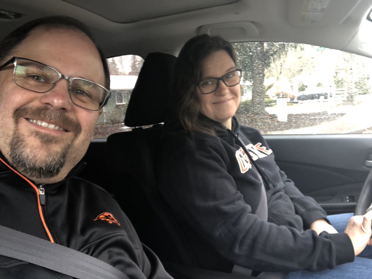 viewfromrow77's tweet image. This morning @mazivie94 and I are heading down to @OregonState to pick up our daughter @mgi2000 as all her finals will be administered online. We may have to stop by the bookstore to pick up a new #GoBeavs sweatshirt to get through the snow we had today! #EarlySpringBreak