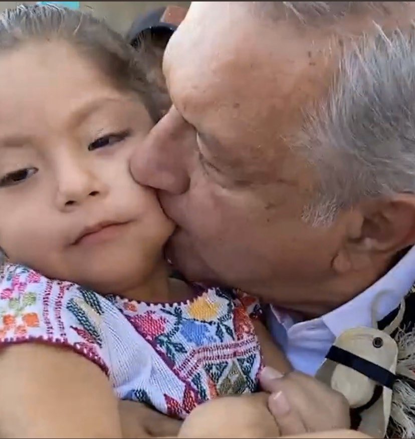 Eso no es un beso paternal. Eso no es ser cálido y amoroso . Eso es obsceno e incluso doloroso pues le “succiona” la mejilla a la pequeña . Esto es una porquería . Es todo lo que me queda por decir