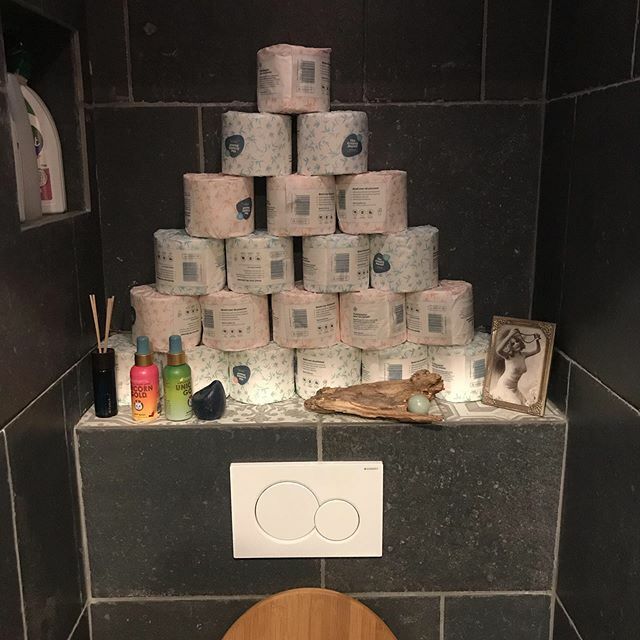Toen ik ergens in januari - ver voor de eerste berichten - in een opwelling 48 rollen bamboo wc-papier kocht, lachte mijn lief mij uit. Maar hey. Ik zeg niks hè. 😎

#vooruitziendeblik #wcpapier #geenprobleem @thecrappyplanet