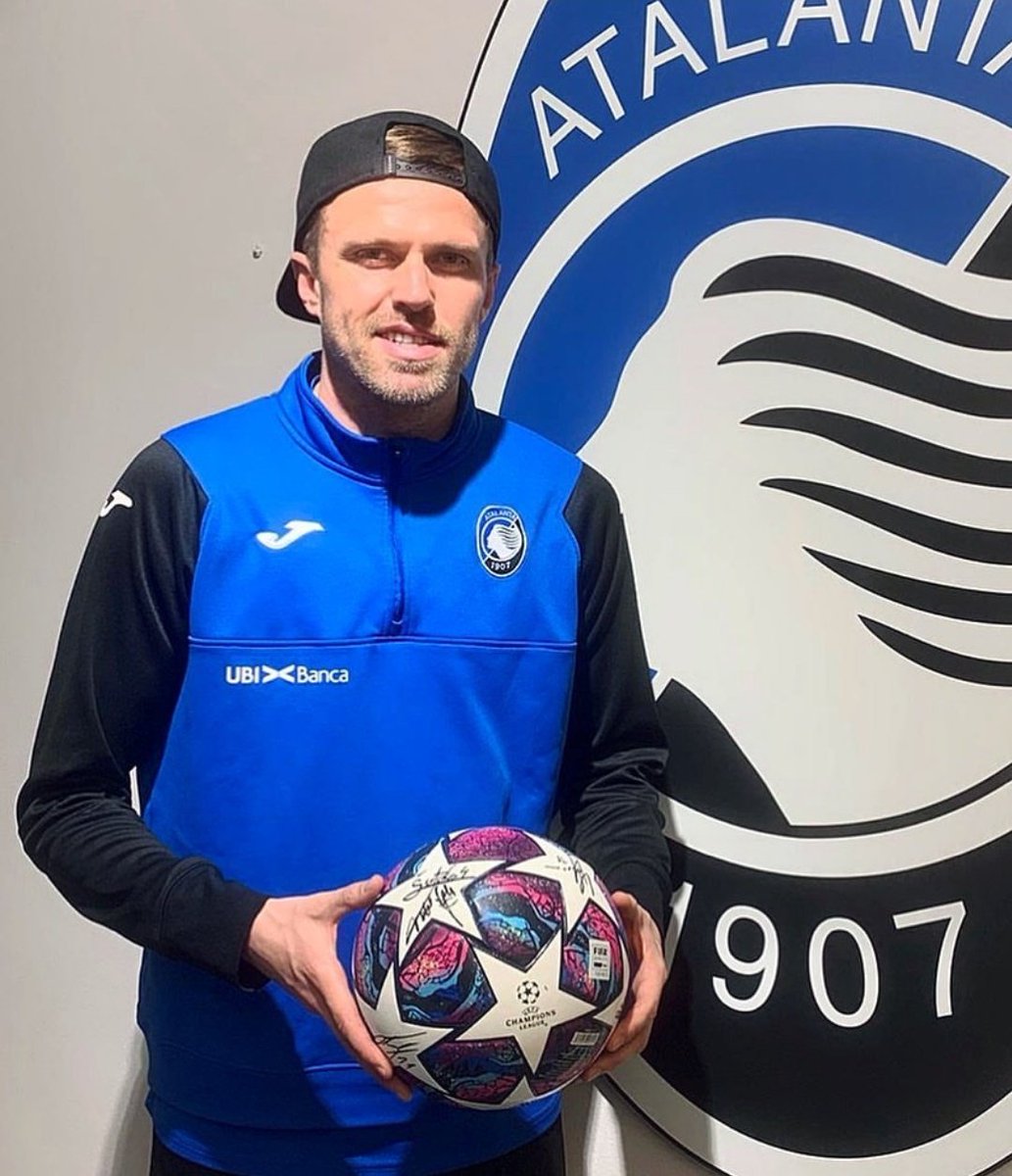AtalantaFRAFR's tweet photo. Quel homme, je n'ai pas les mots. Il a donné le ballon de son quadruplé face à Valence à l'hôpital de Bergame en signe de reconnaissance pour remercier les infirmières, médecins et ceux qui contribuent à aider les malades. Un petit geste pour un grand Homme.
#Atalanta #VALAT https://t.co/TZOTRSClXE