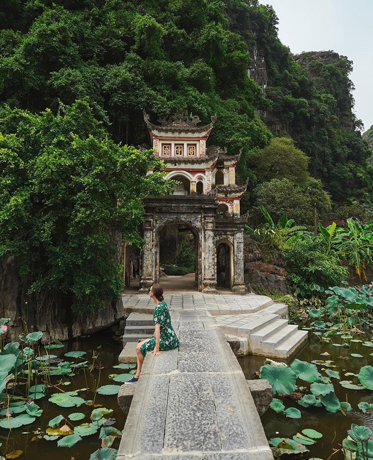 There are many pagodas in Ninh Binh🕍 Bai Dinh and Bich Dong are the two most popular. Bich Dong is built into a cave and has three storeys whereas Bai Dinh pagoda is actually the Buddhist Center of Vietnam and also the largest pagoda in South East Asia
📸hubs.ly/H0nwPCz0