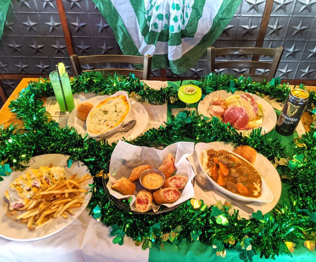 ☘️ Irish fare available at #RhodesideGrill today for "St. Practice Day"  ☘️—:
Bites: Rueben Spring Rolls, Classic Reuben Sandwich, Guinness Beef Stew, Corned Beef &amp; Cabbage, Shepherd's Pie
Cocktails: Irish Green Mule, Pot of Gold, Guinness Cans and Drafts
#Cheers #Sláinte