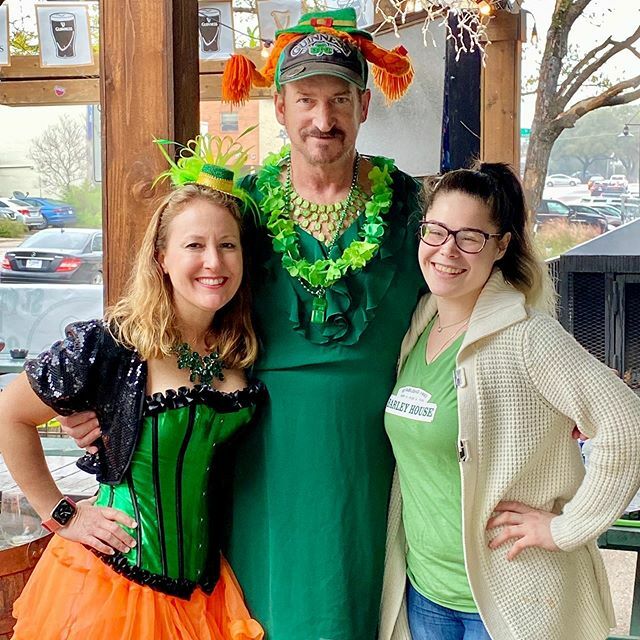 sherihalltx's tweet photo. And it starts ... #greendressrun #stpatricksday #barleyhouse #saturdayfunday https://t.co/BZi3Z9Tjhe https://t.co/GCbjT87hG2