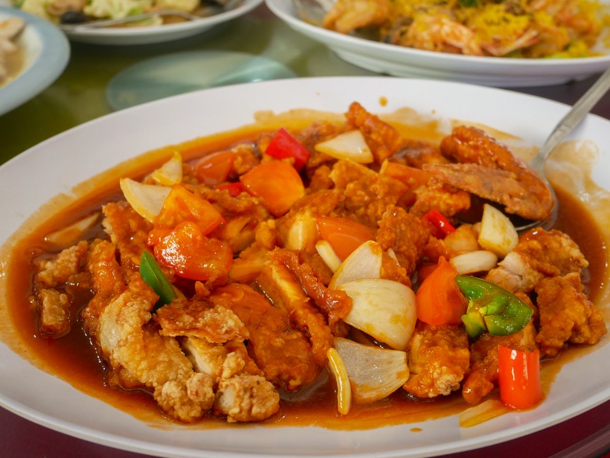 TheRareWelshBit's tweet photo. AD | Our amazing guide, Rahman from @borneoecotours took us to one of his favourite local restaurants, Empire Seafood in Sandakan, Sabah. I fell in love with the grouper with ginger, fried chicken in sweet n’sour sauce &amp; butter prawns! 😍 #SabahTourism #FlyRB #foodtravel https://t.co/Pl6HbMDmIl