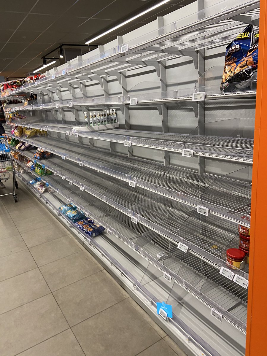 Vanmiddag bij <a href="/albertheijn/">Albert Heijn</a> veel leeg, ook nog veel vol. #hamsteraars net zo snel als het nu leeg is alles #doneren aan de <a href="/VoedselbankenNL/">VoedselbankenNL</a> wanneer het (hopelijk gauw) voorbij is? Ondertussen #SocialDistancing en beperkt op pad om #CoronaPiek uitspreiden zodat de zorg het aankan!