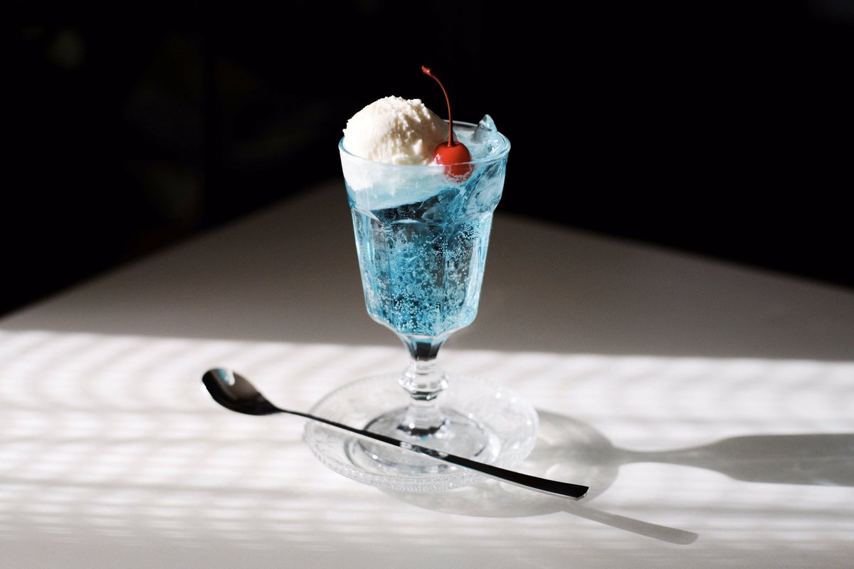 青いクリームソーダを見てると心が落ち着く。