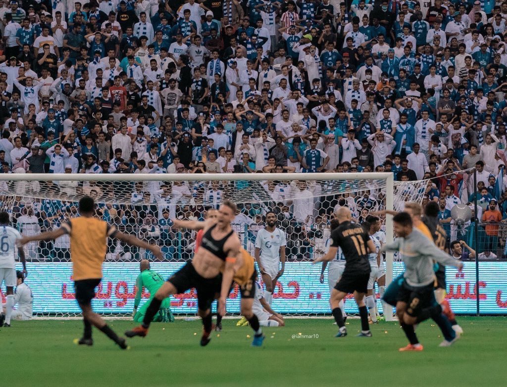 1950Saad's tweet photo. سؤال : كم مشجع ب الصوره حاط يده عع راسه بعد هدف برونو  #هروب_صغير_الرياض_الازيرق https://t.co/J7PGFzrcBp
