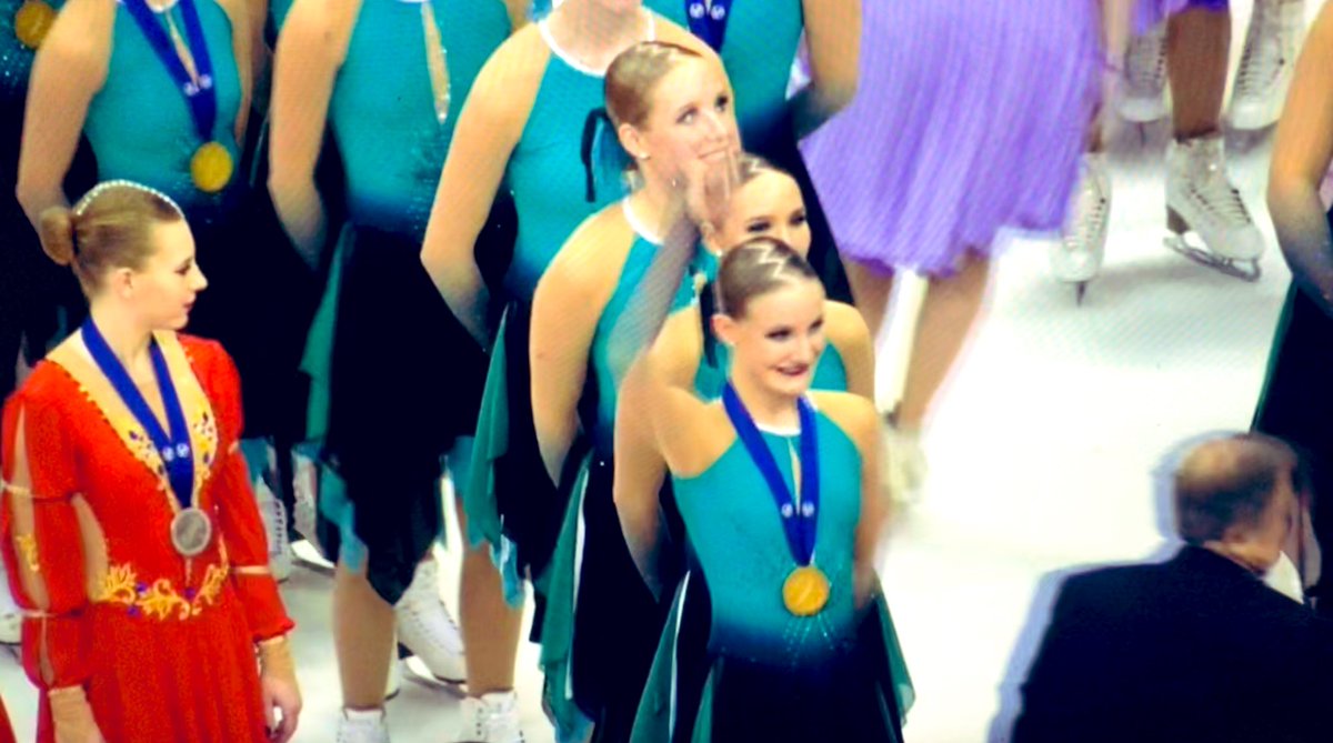 LiisaHertz's tweet photo. Kauden ainoiksi muokan MM-kisoiksi jäivät junioreiden kisat - mutta sitäkin komeampi lopputulos 🥇🏆 kultaa Suomeen ja naapurintytölle, onnea Team Fintastic! Venäjä 2. ja 3.
#wjsysc2020 #syncroskating 🇫🇮 https://t.co/M70VNydTEL