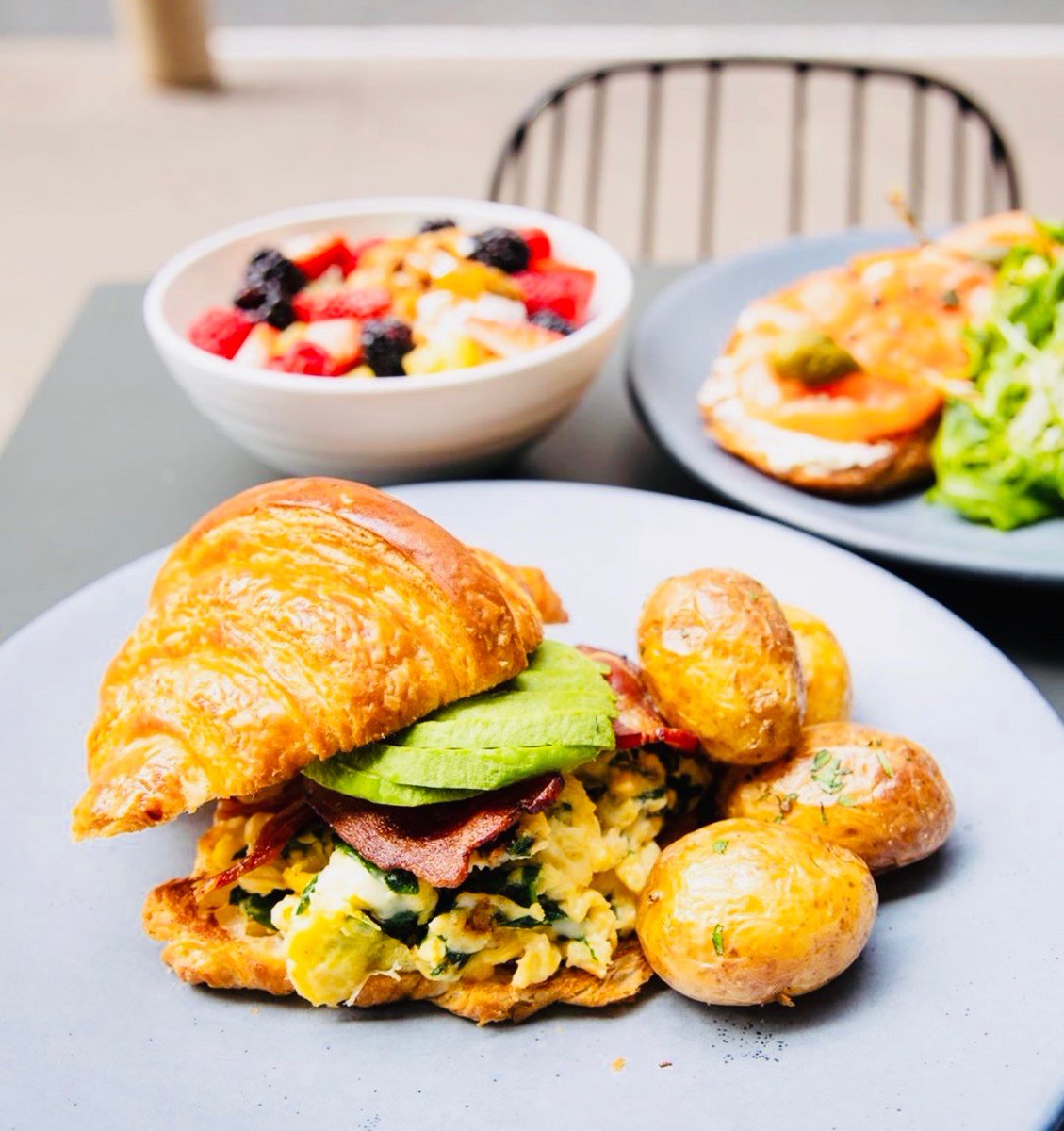 Brighten up your weekend with brunch at Rambler! #HotelZeppelin #ViceroyUrbanRetreats 🥂 🍳 🥞