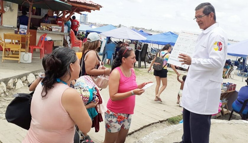 DPS_LosRios's tweet photo. #Guayas | En el sector del rompeolas de Playas, profesionales de @Salud_CZ5 informan y despejan dudas sobre el #COVID19ec a turistas. Se entrega folletería sobre el correcto #LavadoDeManos para incentivar su práctica constante y prevenir contagios de la enfermedad. https://t.co/yMeqoJMFfo