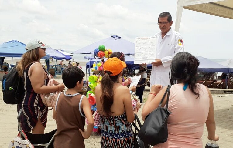 DPS_LosRios's tweet photo. #Guayas | En el sector del rompeolas de Playas, profesionales de @Salud_CZ5 informan y despejan dudas sobre el #COVID19ec a turistas. Se entrega folletería sobre el correcto #LavadoDeManos para incentivar su práctica constante y prevenir contagios de la enfermedad. https://t.co/yMeqoJMFfo