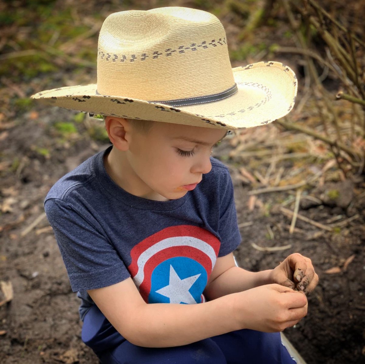 DaffneiRiedel's tweet photo. “Mommy, Saturday is “worm dig” day.”😳😜#lifewithJR #MOB #boymom #lifewithJohnny #WormsZone #wormdig #Saturdays #SimpleJoy #Cowboy #LittleCowboy #LittleExplorer https://t.co/Dy0aCUn66r