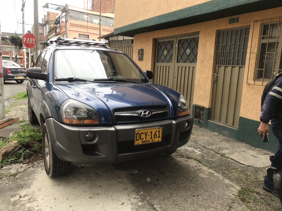 JvcTop's tweet image. @multandoBog . La esquina de engativa(Cra71&amp;amp;cll71B) cuyo anden no puede ser transitadl por los peatones. Deben lanzarse a la calzada. Siempre esta ocupada por algun vehiculo  de los residentes. Y nunca aparece un agente del transito para solucionarlo