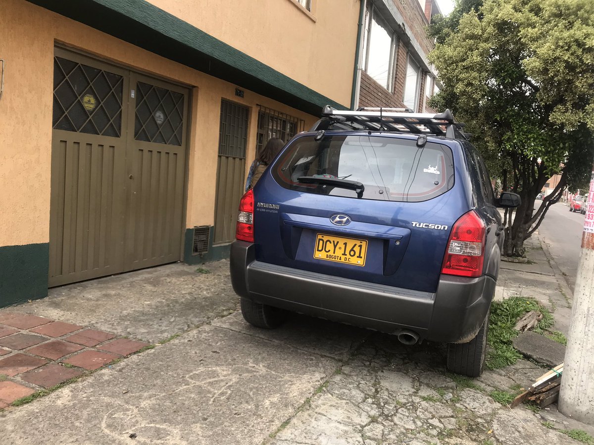 JvcTop's tweet image. @multandoBog . La esquina de engativa(Cra71&amp;amp;cll71B) cuyo anden no puede ser transitadl por los peatones. Deben lanzarse a la calzada. Siempre esta ocupada por algun vehiculo  de los residentes. Y nunca aparece un agente del transito para solucionarlo