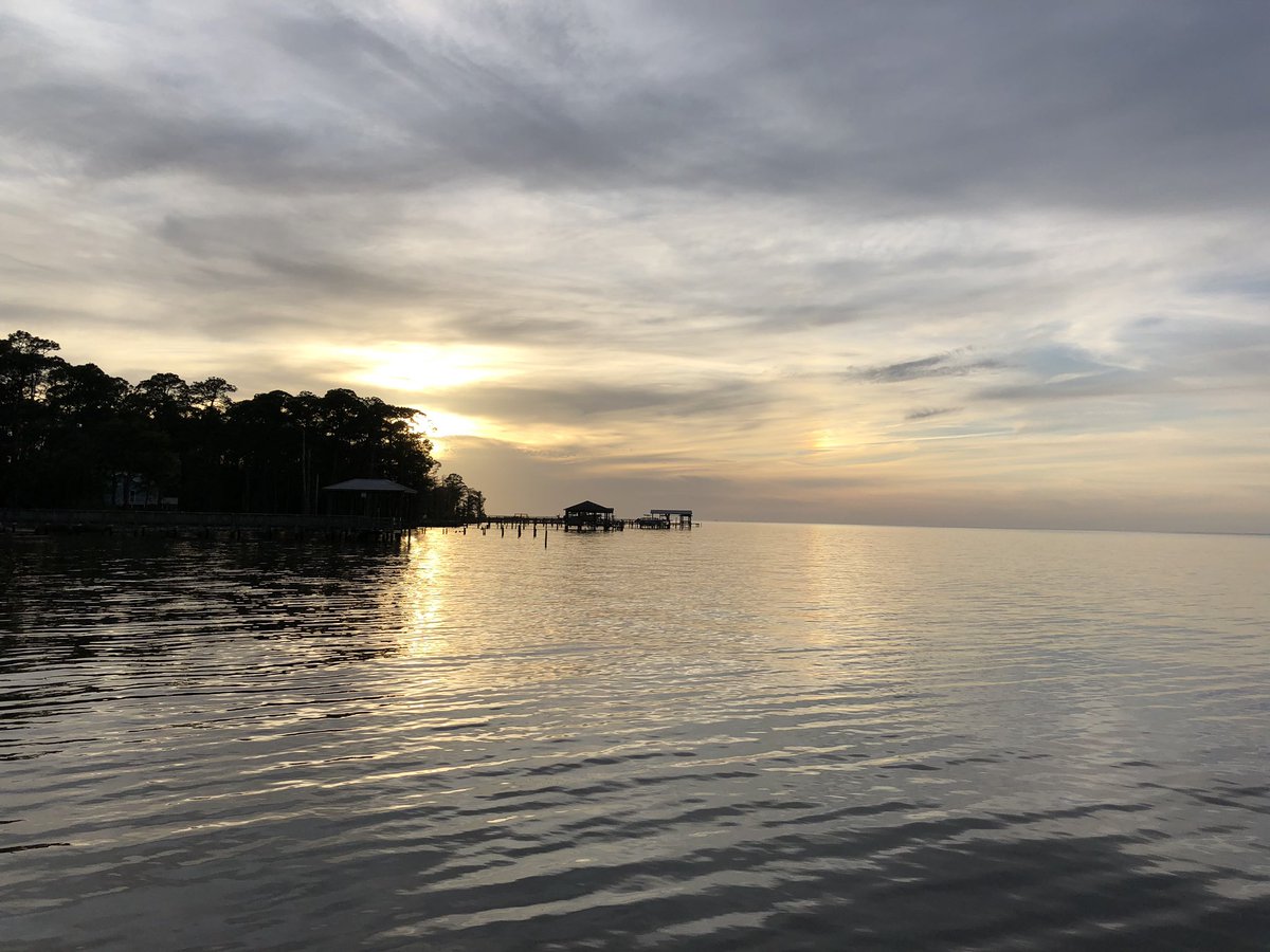 stephesmith's tweet photo. @spann not much coronavirus in these sunsets #ftmorgan #mobilebay https://t.co/Clx2plC66p
