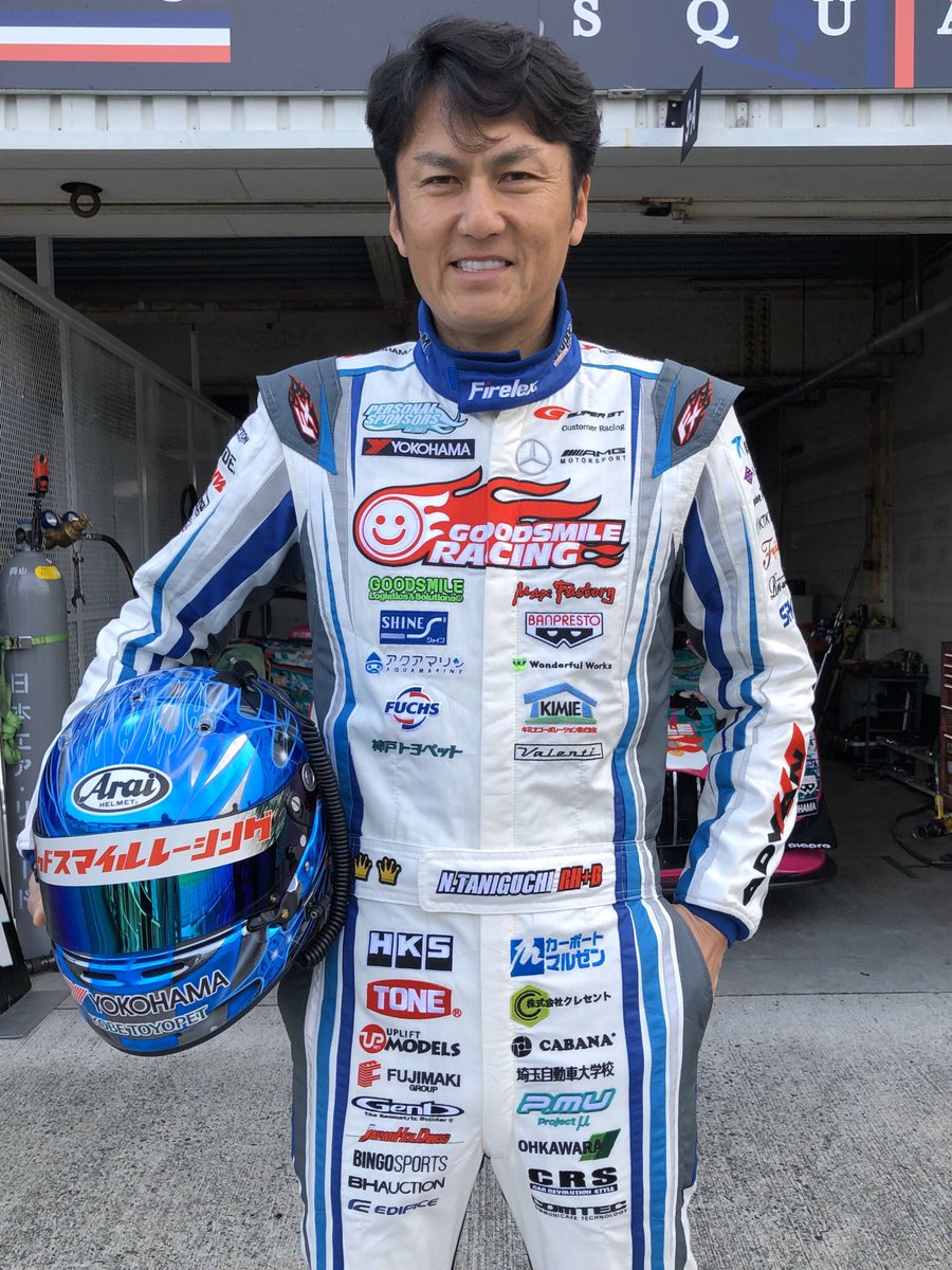 今年のSUPER GT用ドライバースーツがこちら！今年は白ベースに明るめの