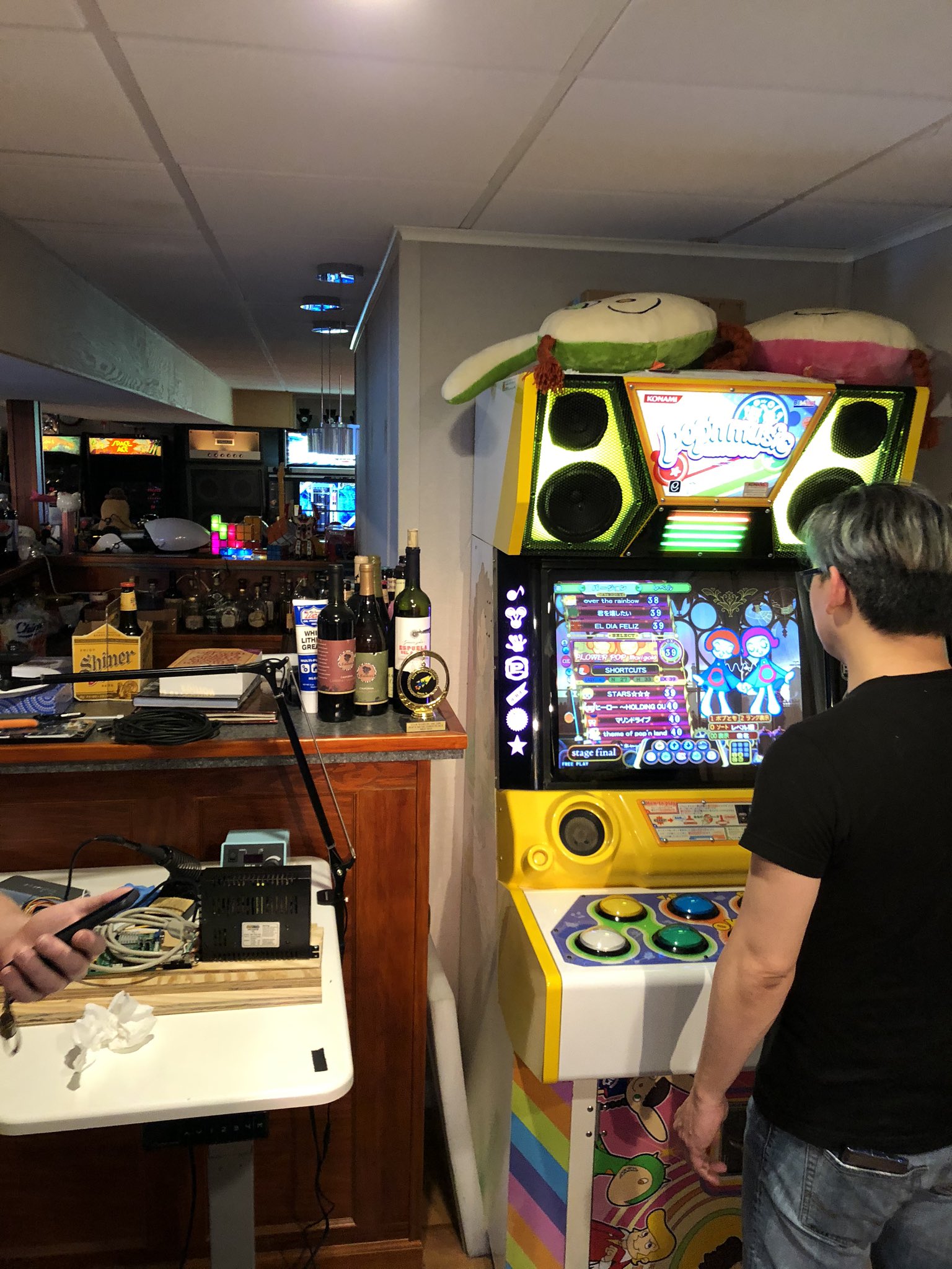 ライガ Rt Gayrobot 友達の家にゲームセンターがある アメリカにはよく音ゲーム好きな人はゲームを持つ T Co Iqphklroma Twitter