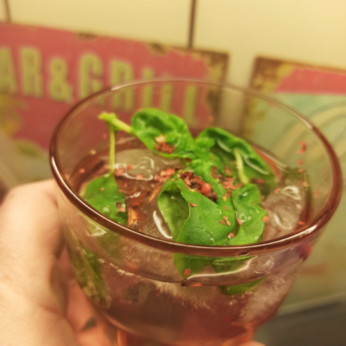 StephKotalla's tweet image. Yikes. Warum habe ich den pinken #Gin gekauft? Ach ja, weil er #pink war. Jetzt die Plörre aus einem rosa Glas mit viel rosa Pfeffer. #spotthepattern