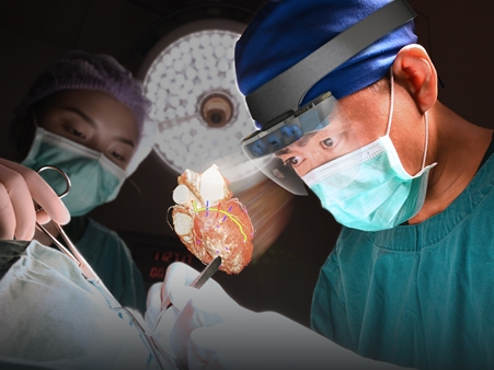 OCfreshsqueezed's tweet photo. Irvine's @ocutrx is taking their AR to the OR. 👓 The vision technology startup's new augmented reality headsets with their Dynamic Opacity outer lens will provide safety for surgeons & techs using medical lasers. https://t.co/RXVYdTQGE2 | @oc_patch #OCbusiness #OCstartup #OCtech https://t.co/lhIToE24kJ
