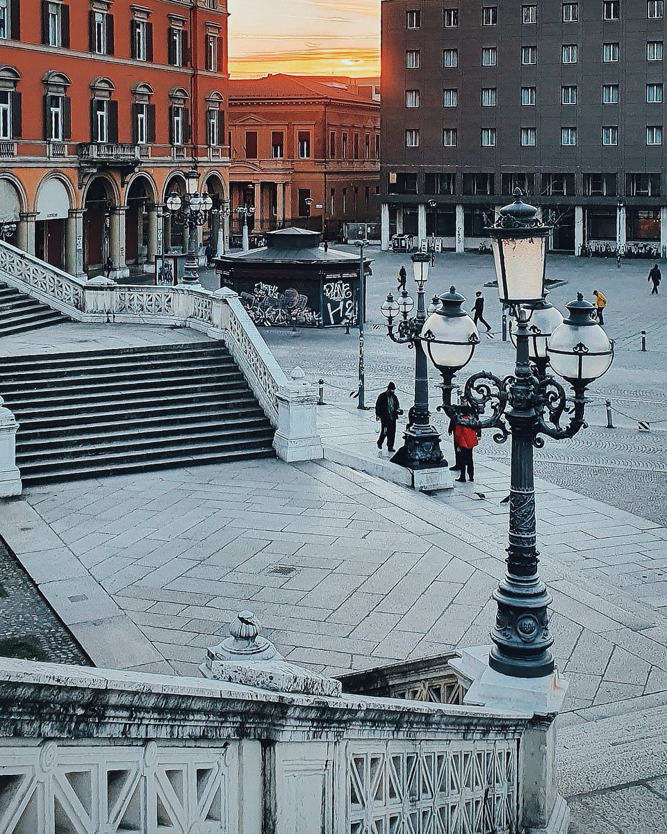 Questo tramonto voglio tenermelo stretto nella testa, negli occhi e nel cuore #andratuttobene
#iorestoacasa
#restiamoumani
#COVIDー19
#Bologna

instagram.com/p/B9uh87IKvUn/