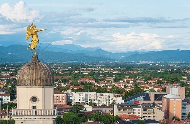 Buonasera Instagramers!
Volevamo condividere con voi questa vista di #Udine sotto l’ala dorata dell’angelo del Castello. Abbiamo tutti bisogno di una dose di bellezza e speranza! 🌈
Grazie per il tag @thepierful.

Condividete le vostre vecchie foto co… ift.tt/2Wf9pbG