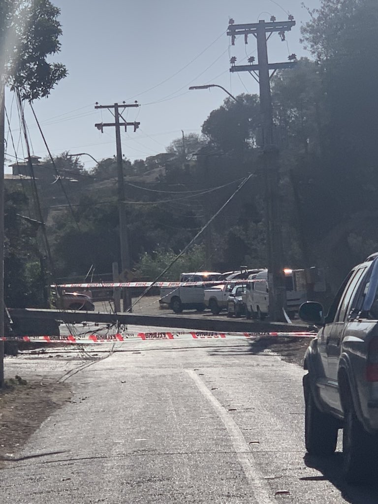 verosalaberry's tweet photo. #Mantagua #F232 #CaminoCortado #NoHayAviso poste caído @alertaconcon @CEValparaiso @sitiodelsuceso @juampyro @55_david @dlopez_1992 https://t.co/3VsARiBgKy
