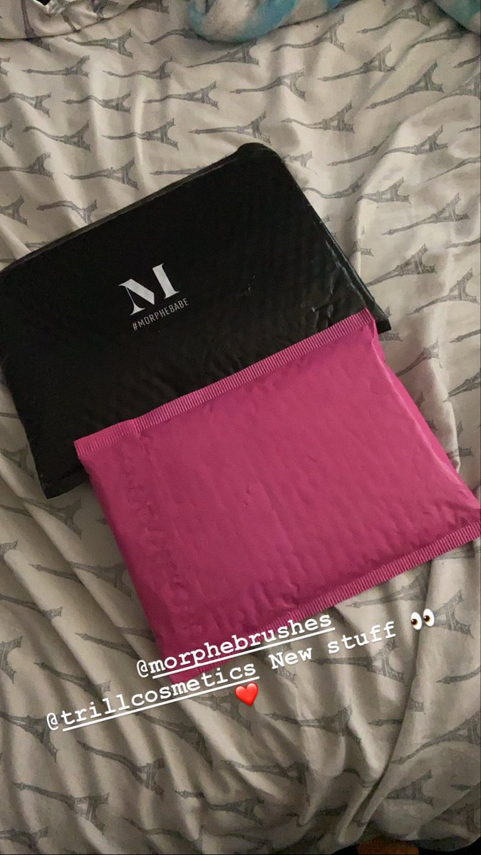 blakevampire101's tweet photo. New makeup from @MorpheBrushes and @TRILLCOSMETICS SO READY💜🖤 https://t.co/dETWUTDRb1