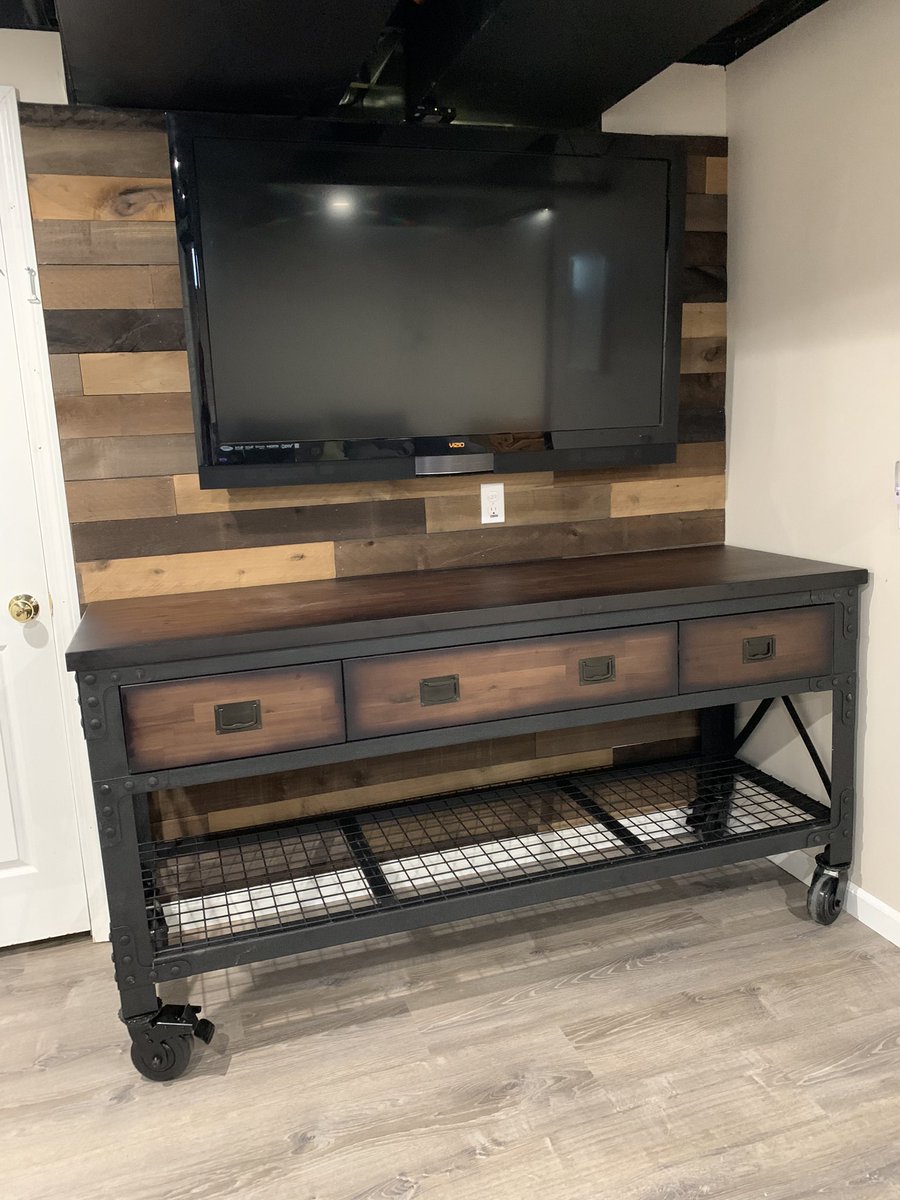 Scott_Nappi's tweet image. Spiced up a basement corner with some @WeaberLumber weathered barnwood, a tool chest, and some LifeProof vinyl plank flooring. #HoneyDoList✅ #OnToTheNextProject