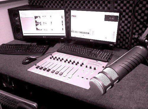 JannieBroadcast's tweet photo. #ClassicalCrossover4U is perfect for Chilled Sundays .... Tune into @CalonFM every Sunday at 6pm .... and RELAX https://t.co/pHsdbHjcso https://t.co/LA6psNIWIq