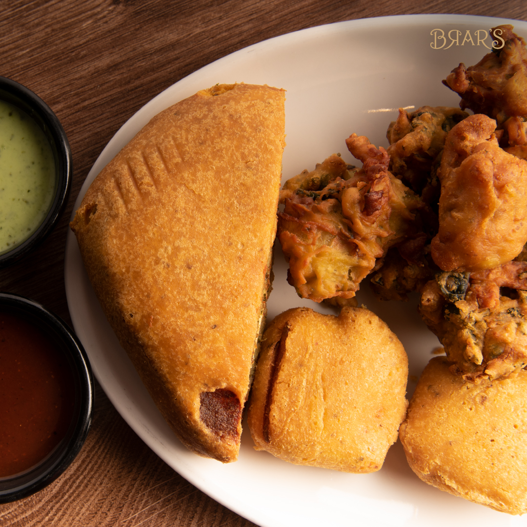 BrarsRestaurant's tweet photo. What do you prefer to eat pakoras with?
1. Mint Chutney
2. Tamarind Chutney
3. Ketchup

#pakoras #StreetFood #Food #Brarsfoodculture #hungry #Tasty #Foodporn #Brampton #Foodgasm #Foodie #Vegetarian #Toronto #Desi #GTA https://t.co/PjpLURqMww