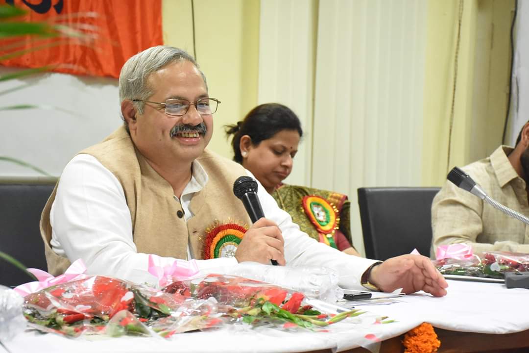 Shanirss's tweet photo. Shri @SunilAmbekarM  will be taking new responsibility as Rashtriya Saha Prachar Pramukh for RSS
Shri Raghunandan ji will be serving in Vidya Bharati
#ABPS2020
💐🌺🌺Congratulations💥 https://t.co/eqME2aZQva