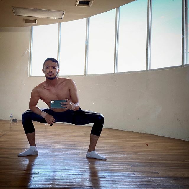 OyeLoui's tweet photo. Prepare for battle. #dancer #dancemale #warmingup #latepost https://t.co/FS3XMlhaCB https://t.co/VVrRqAtbVW