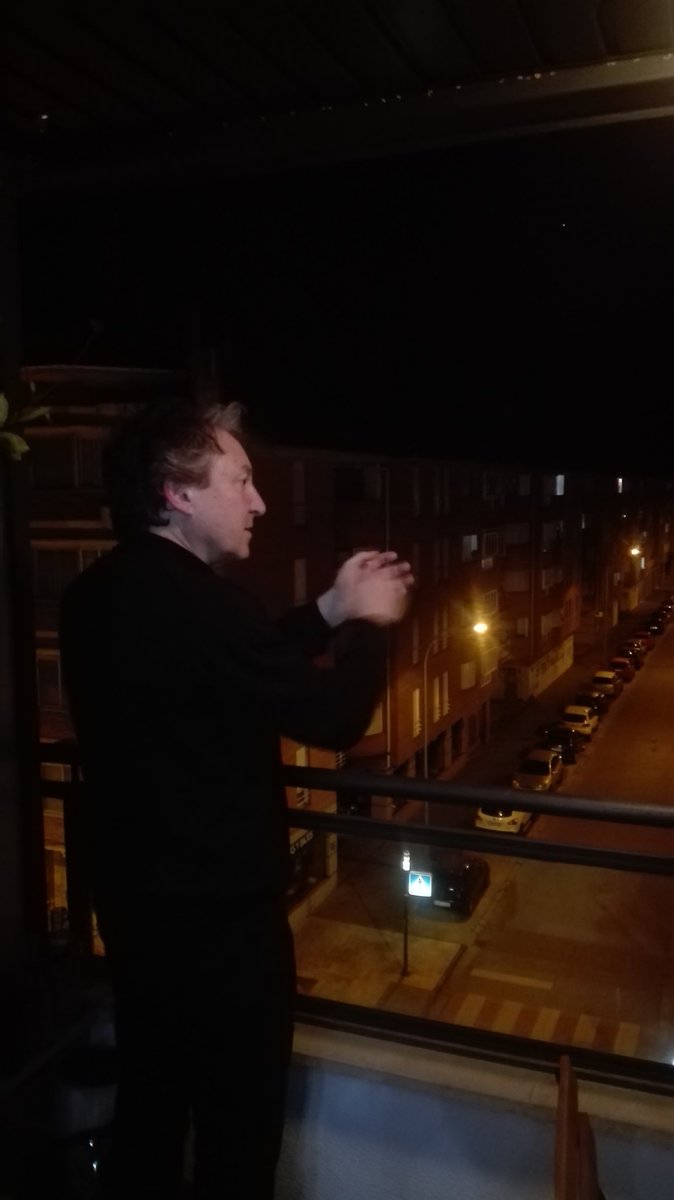 En agradecimiento y apoyo con nuestro Sistema de Salud un Aplauso Solidario a las 22.00 en nuestra casa por todas y cada una de las Personas que nos protegen estos días más que nunca. Un APLAUSO