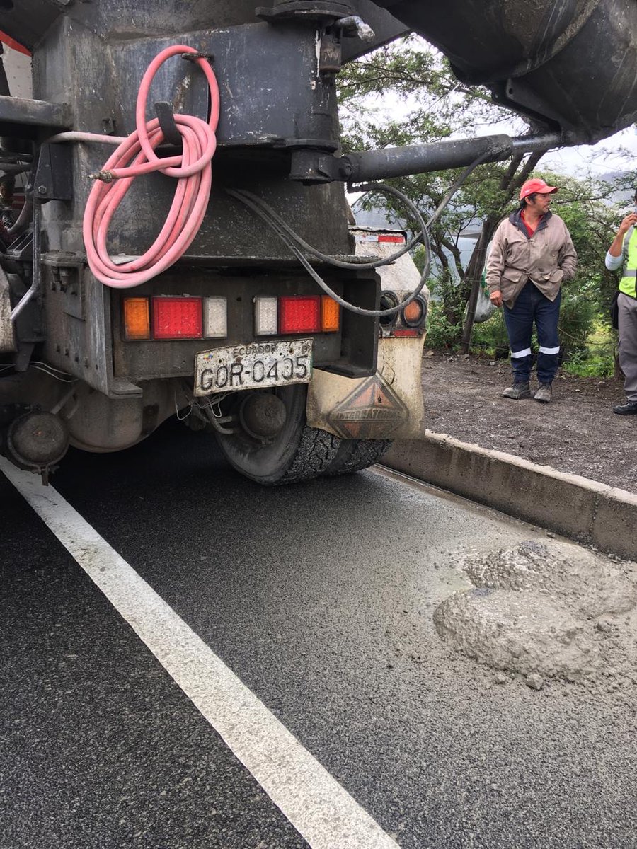 Hoy esta hormigonera dejó 3 kms de cemento en la vía Guayabamba.  Empresa hormigonera Grupo Hormigonera Mena.  Ojalá los multen y hagan limpiar.  Destrozaron la autopista! <a href="/Panavial_ec/">Panavial</a> <a href="/LoroHomero/">Jorge Yunda Machado</a> <a href="/PichinchaGob/">Prefectura de Pichincha</a>