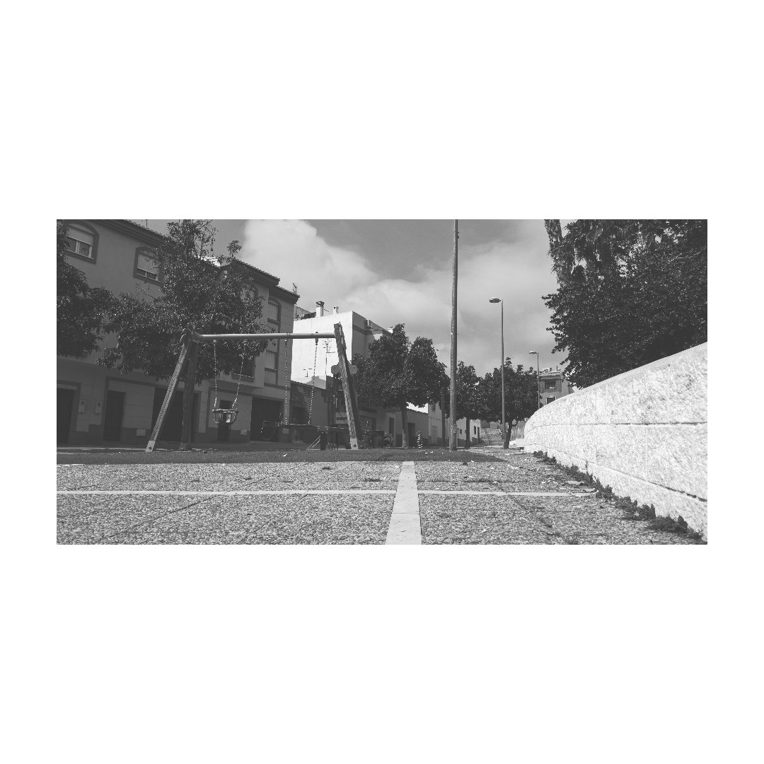 dortegafoto's tweet photo. Soledad, parques vacios en toda la ciudad. Cualquiera diría que es lo más parecido a una pelicula dirigida por Steven Soderbergh, dónde nos dice que nada se expande tanto cómo el miedo.

COVID-19 https://t.co/QHgyWdFpAF