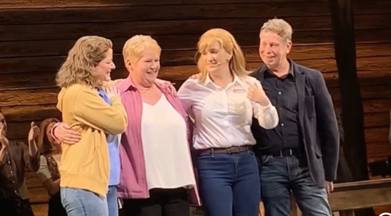 maryandemmafans's tweet photo. To see that people are still going to watch @ComeFromAwayUK with everything that’s going on right now really makes my heart happy. So much of this show is relatable to what’s going on at the minute and it’s nice to just forget about it all and watch this beautiful show💞💙💛 https://t.co/Haxtuct3iR