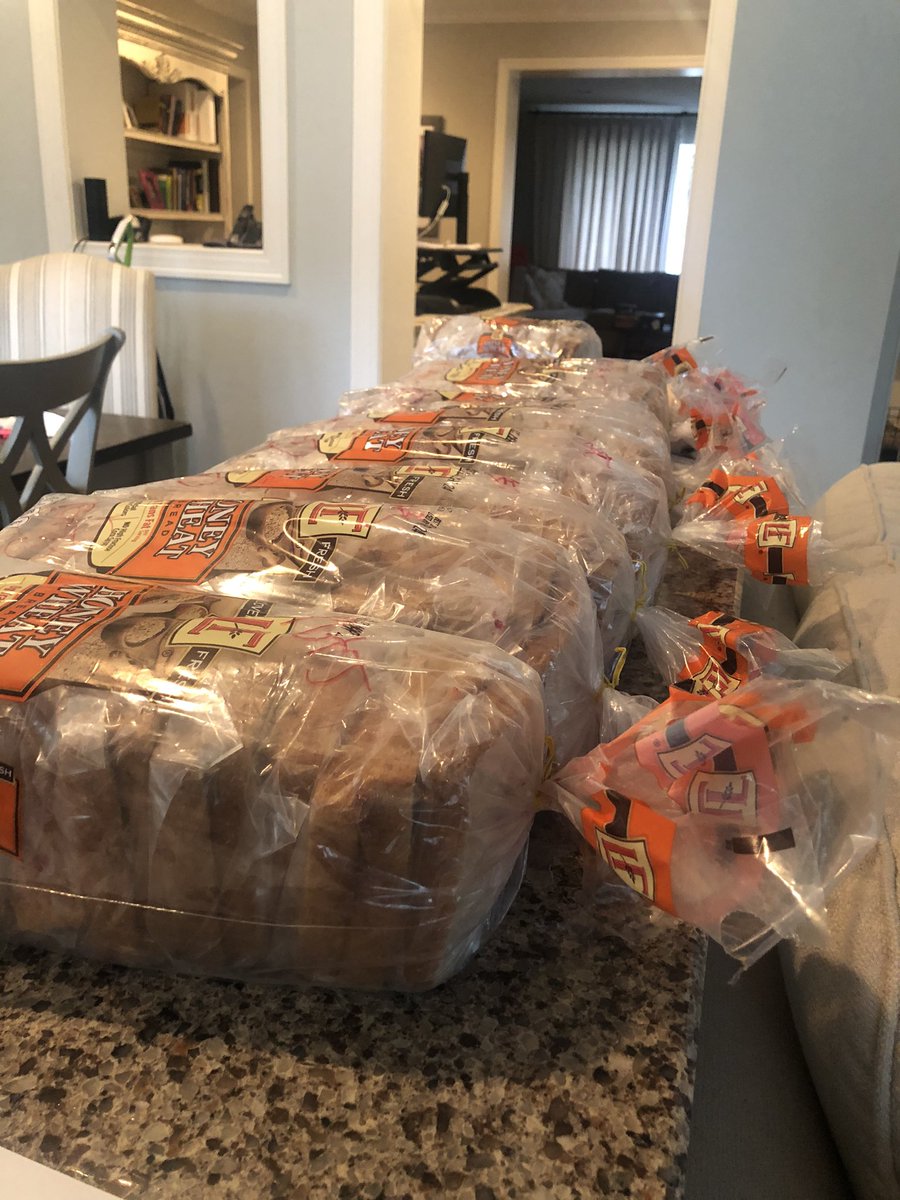 M_Labovich_PwC's tweet photo. Spent today making 100 PB&amp;J for @MarthasTableorg  - @PwCUS https://t.co/NgYAH5pfNE