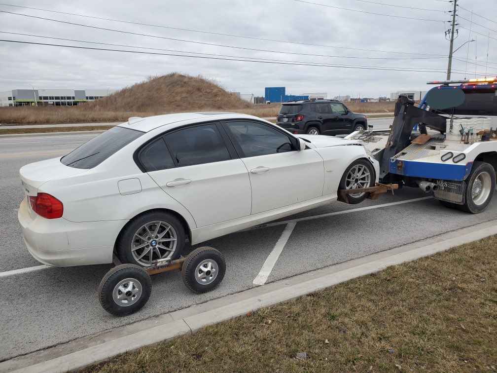 HRPS_Traffic's tweet photo. Sometimes those traffic stops turn into full traffic investigations.
The driver of this vehicle was stopped for a cell phone offence.
Further investigation revealed a suspended driver's licence, no insurance policy, and 6 other offences.
#RideWith3D #ItCanWaitHalton^ao https://t.co/DRR3SF2JEf