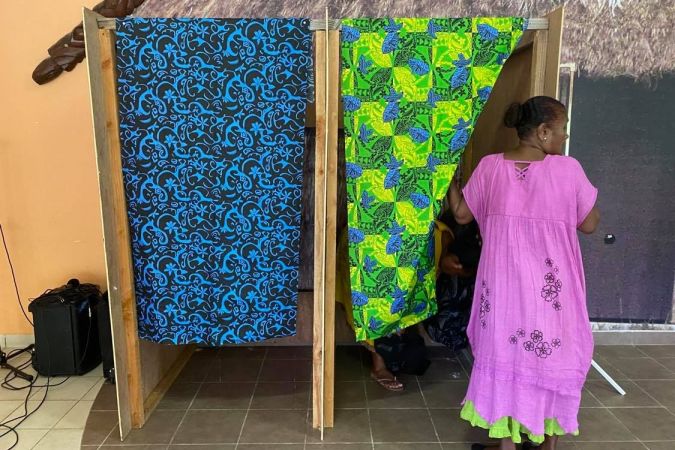 la1ere's tweet photo. 🔴#Municipales2020 Les bureaux de vote sont ouverts en #NouvelleCaledonie.  134 listes sont en lice dans les 33 communes du Caillou. Mais le scrutin est marqué par l'approche de la dépression tropicale Gretel
Les infos de @ncla1ere ⤵️
https://t.co/lsaJRqvdsI https://t.co/Tuyyr59oE9